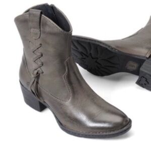Born “Karin” Boot B58922 Short Western Leather Zip size 10